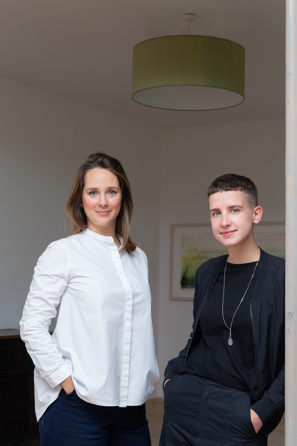 Businessportrait zweier Personen des Unternehmens Yorokani, im Hintergrund sind eine Malerei und ein Lampenschirm zu sehen